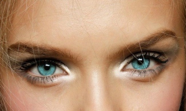 5 Ways to Make Blue Eyes Pop with Proper Eye Makeup