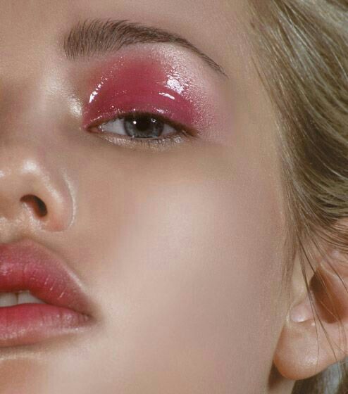 How to Rock Glossy Eyelids