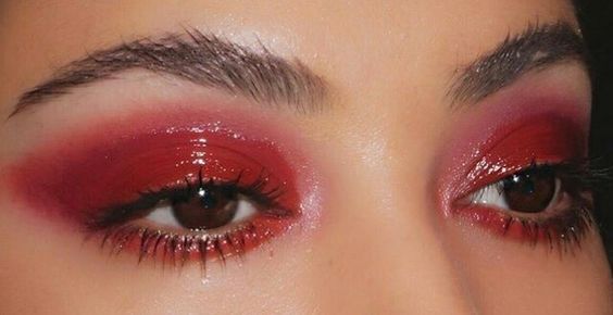 How to Rock Glossy Eyelids