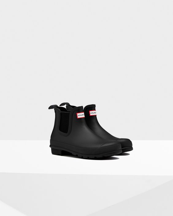 This handcrafted women\'s Chelsea boot is made from natural rubber, creating a waterproof design.